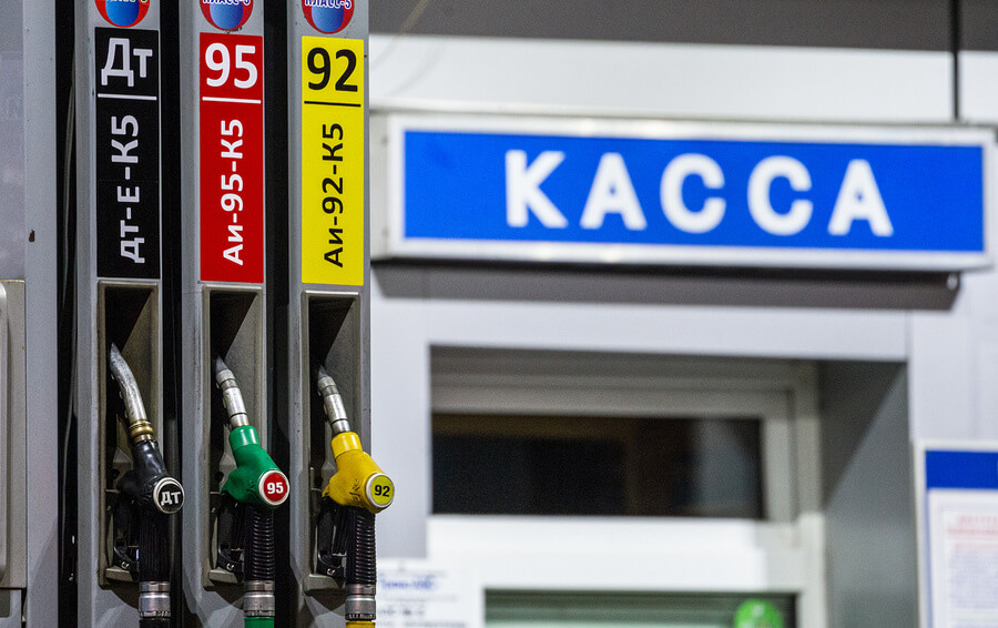 Депутатов Государственной думы заинтересовали цены на бензин.